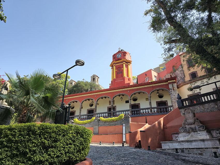 Casa de la cultura de color rojo en el Barrio El Chorro, uno de los mejores lugares que ver en San Miguel de Allende