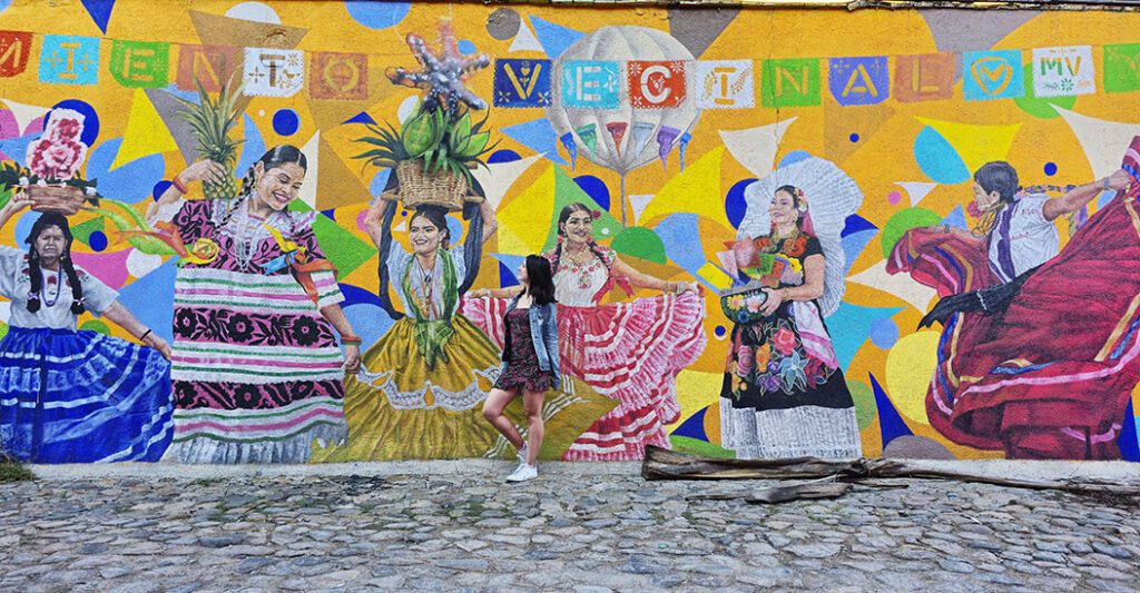Qué ver en Oaxaca: barrio de Jalatlaco con uno de sus murales con las chinas oaxaqueñas 
