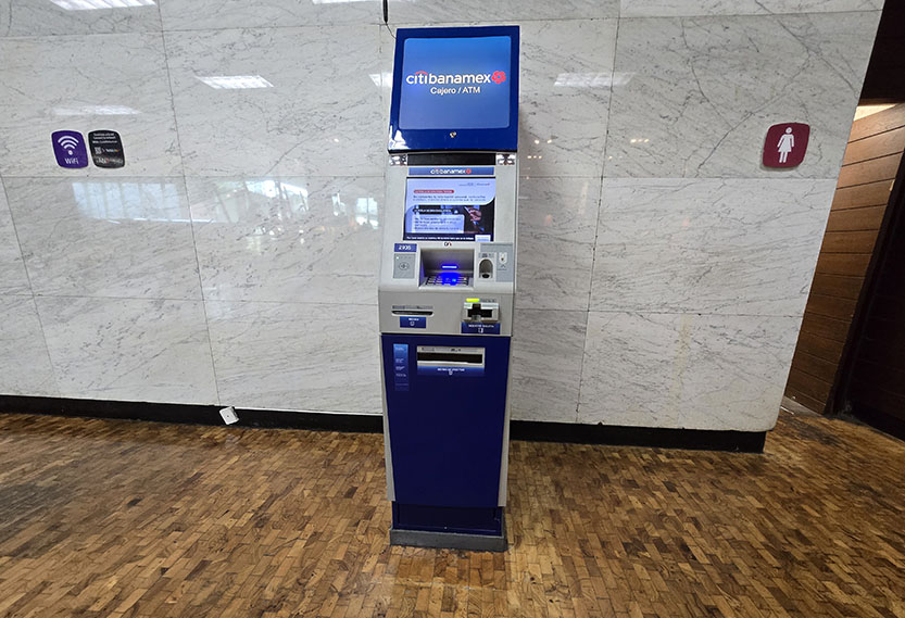 Preparativos para viajar a México por libre - ¿Dónde sacar dinero en México? En la foto se encuentra un ATM de Citibanamex dentro del Museo de Antropología
