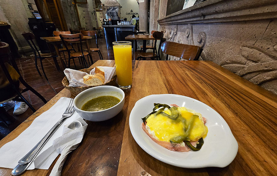 Disfrutando de un rico desayuno con huevos, jamón, queso y pimientos en Café Europa - Dónde comer en Morelia