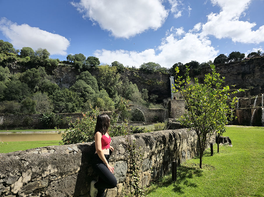 El jardín de la Hacienda Santa María Regla con su puente y cascada al fondo es uno de los lugares que ver en Huasca de Ocampo y uno de los mejores lugares donde hospedarse