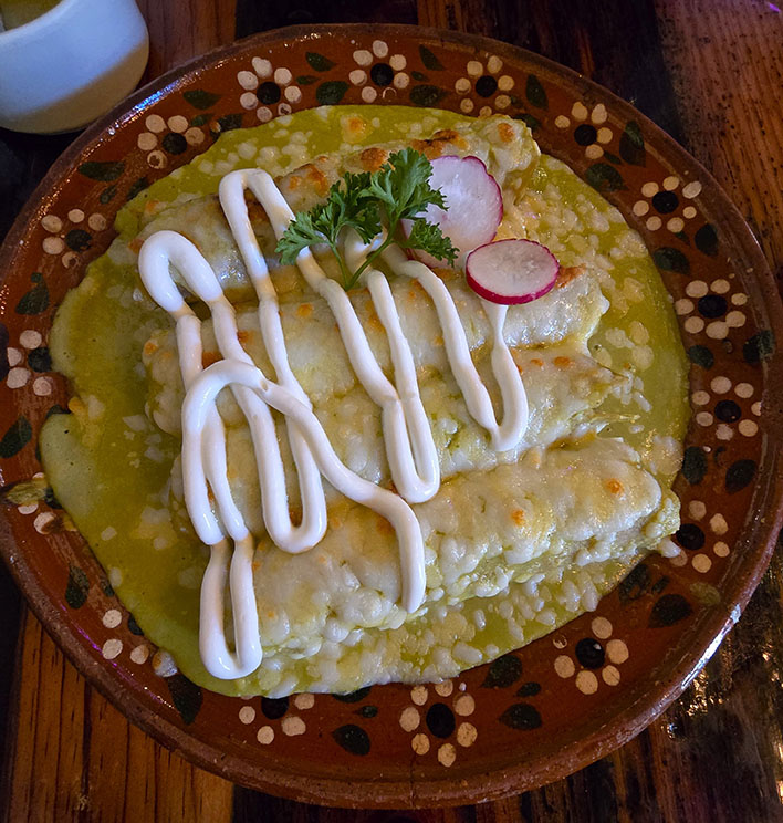 ricas enchiladas suizas en La Guarecita, uno de los mejores restaurantes donde comer en Morelia