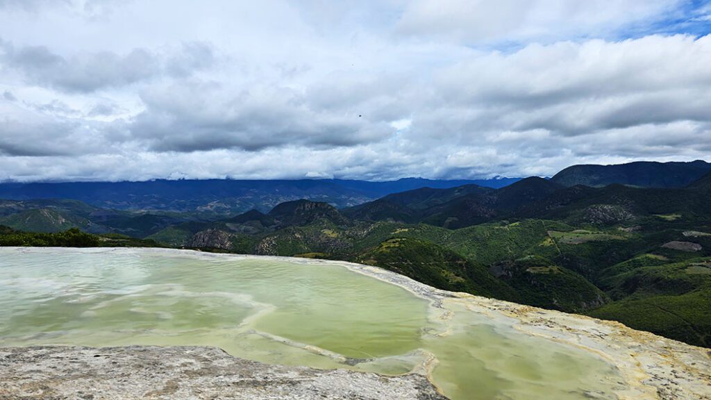 Increíble paisaje desde una de las cascadas petrificadas y pozas de Hierve el Agua - Cómo visitar Hierve el Agua