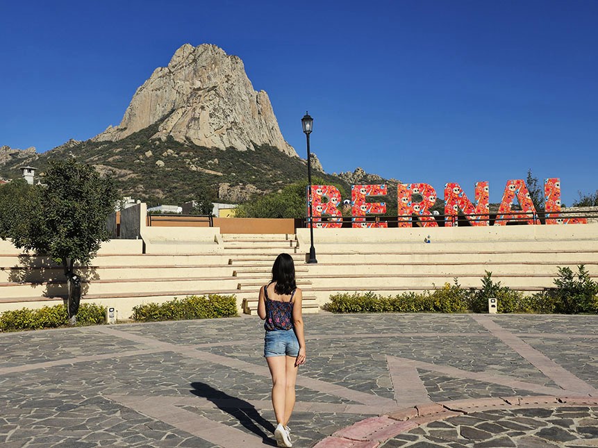 El miador donde se encuentras las letras del pueblo con la Peña de Bernal de fondo es otro de los imperdibles que ver en Bernal