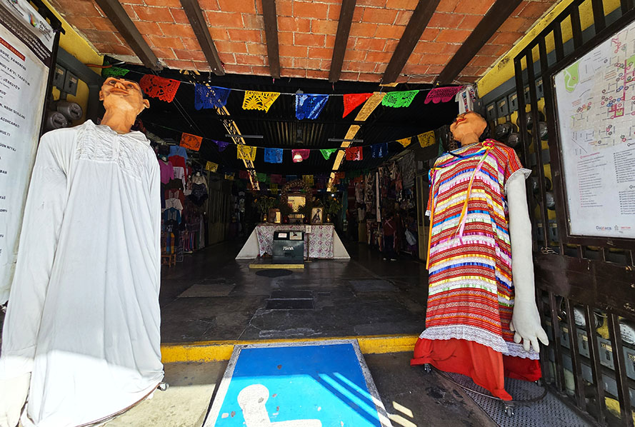 Qué ver en Oaxaca - Entrada al Mercado de Artesanías con dos gigantes