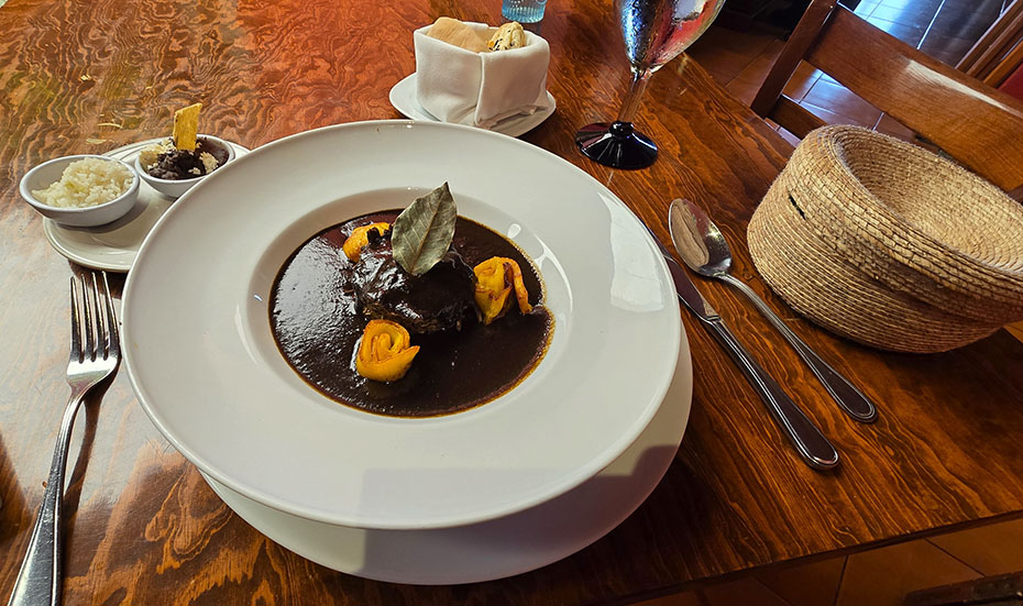 Mole oaxaqueño acompañado de plátano frito, arroz y frijoles en el Restaurante Catedral - Dónde comer en Oaxaca