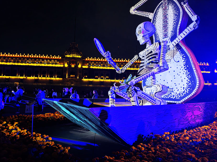 Inauguración de la Ofrenda Monumental en el Zócalo con enormes esqueletos - Día de Muertos en México