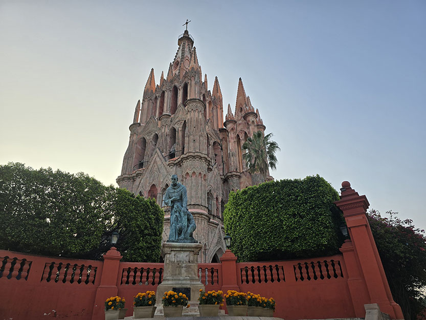 Qué ver en San Miguel Allende: Parroquia de San Miguel Arcángel con su fachada rosa