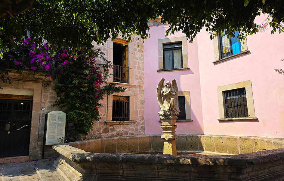 Una bonita fuente con buganvillas en los alrededores y frente al restaurante La Jacinta, uno de los rincones más hermosos que ver en Morelia