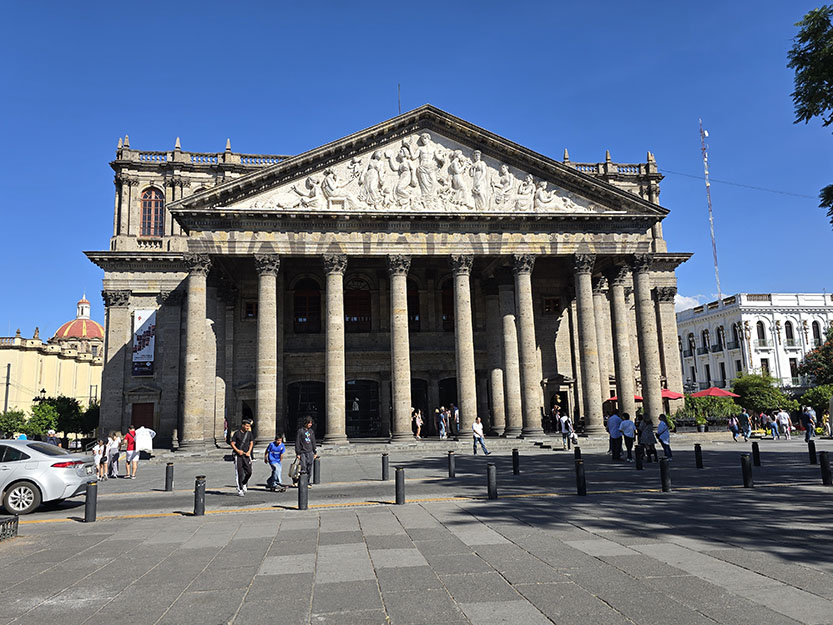 Qué ver en Guadalajara (México): Teatro Degollado desde la Plaza de la Liberación