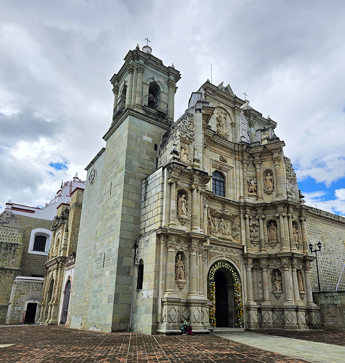 Fachada barroca de la
Basílica de Nuestra Señora de la Soledad, uno de los templos más importantes que ver en Oaxaca