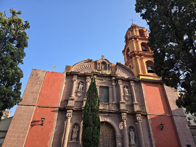 Fachada rosada con una meda concha en lo alto del Templo del Oratorio de San Felipe Neri. Qué ver en San Miguel de Allende