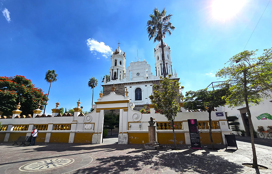 Qué ver en Guadalajara (México): la bonita iglesia blanca y amarilla del Pueblo Mágico de Tlaquepaque