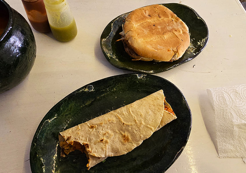Torta de milanesa y taco de pollo tinga en Tortas Doña Ceci, un local rico y económico donde comer en Oaxaca