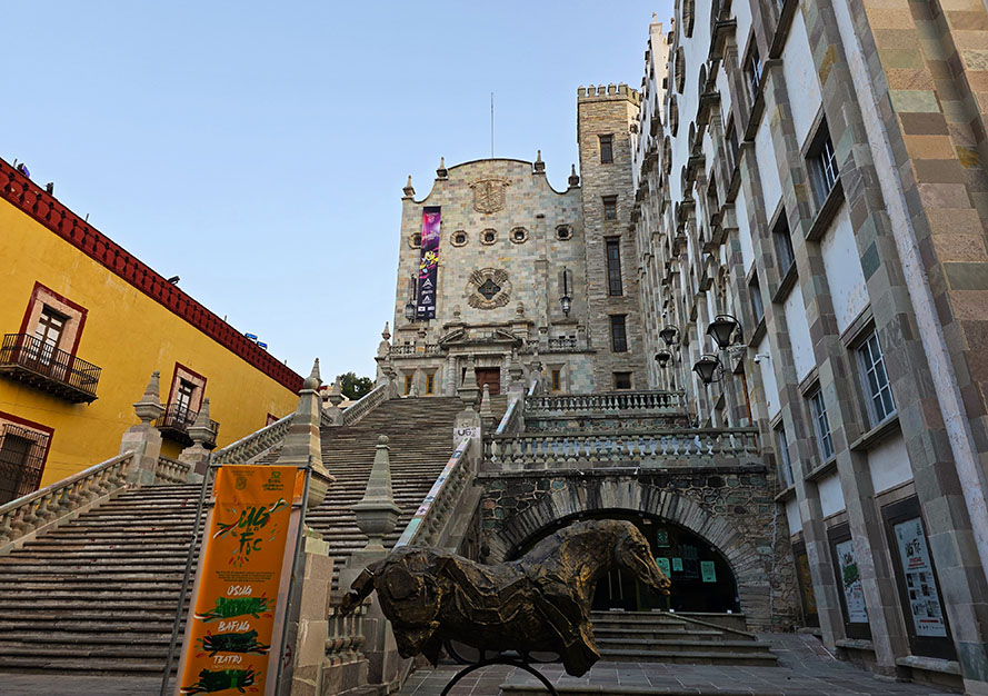 Universidad de Guanajuato con sus 86 escalones y la escultura de un caballo en frente, uno de los edificios más importantes que ver en Guanajuato
