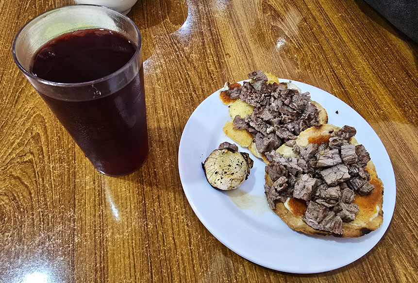 Deliciosos volcanes de carne con agua de Jamaica en Taquería el Infierno - Dónde comer en Morelia