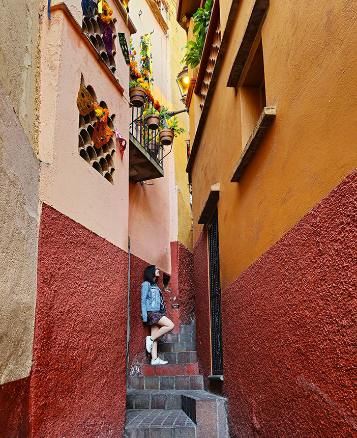 En el tercer escalón del Callejón del Beso, el callejón más romántico que ver en Guanajuato.