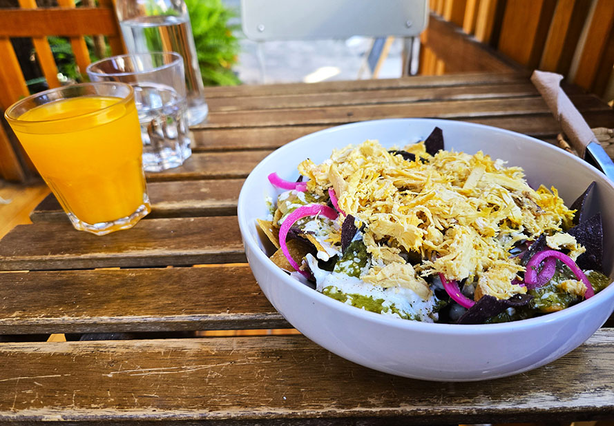 Zumo de mandarina y Chilaquiles en Casa Café - Dónde comer en Ciudad de México