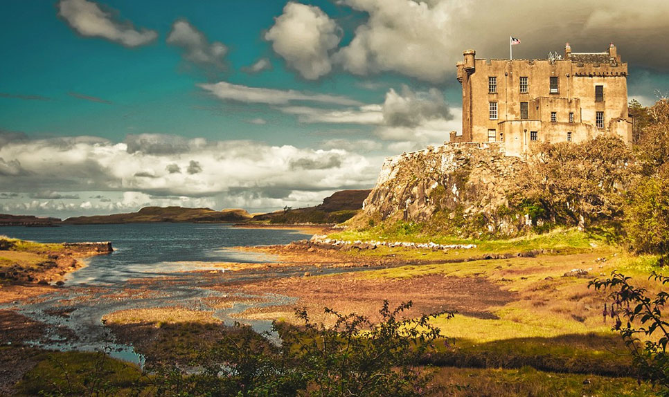 Qué ver en la Isla de Skye: Castillo de Dunvegan a la derecha junto con su lago