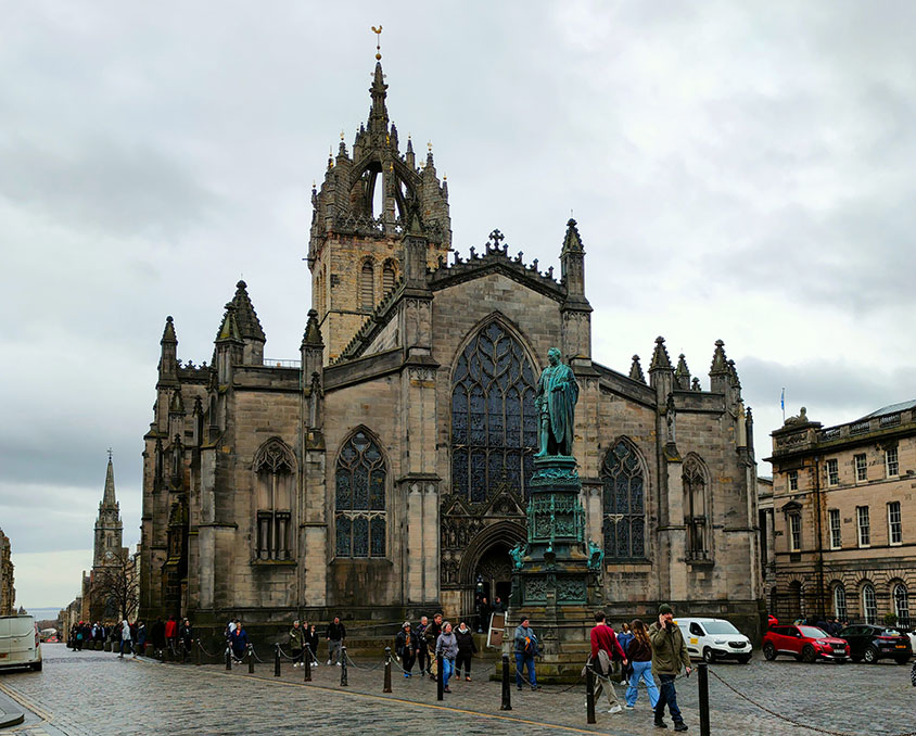 Gente paseando frente a la Catedral St. Giles, otra de las menores cosas que ver en Edimburgo