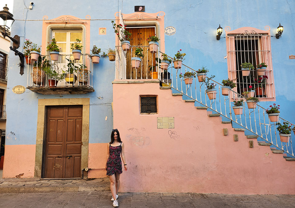 Qué ver en Guanajuato - Frente a una fachada de color rosa y azul en la Plaza San Roque