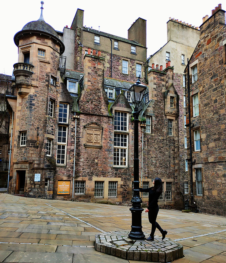 En Makars' Court, uno de los rincones más bonitos que ver en Edimburgo