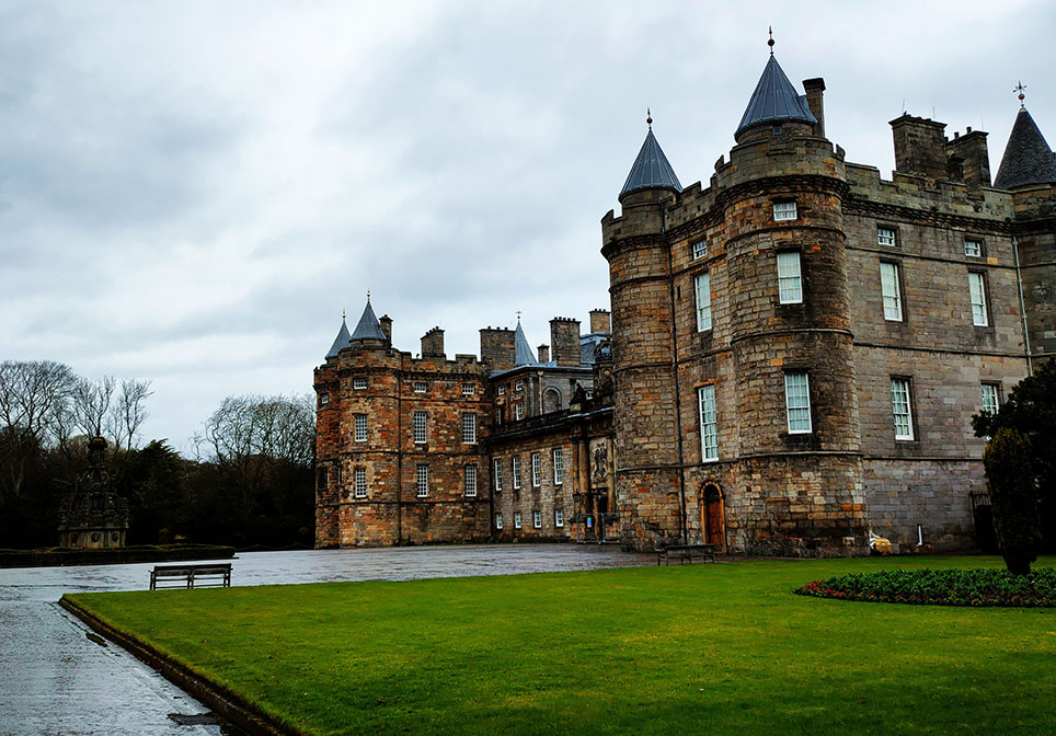 Vista desde un lateral del Palacio de Holyrood, el más importante que ver en Edimburgo