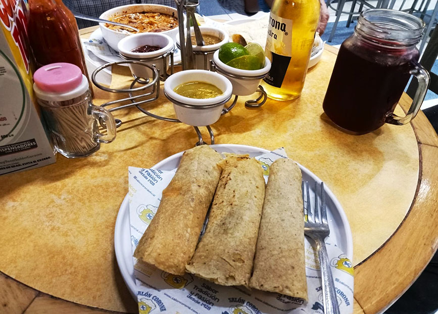 Tacos, salsa, sopa y bebidas en Salón Corona - Dónde comer en Ciudad de México