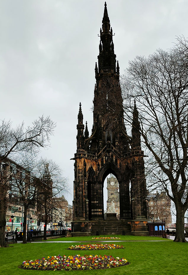Scott Monument en Princes Street con el Hotel Balmoral al fondo. Una de las mejores cosas que ver en Edimburgo