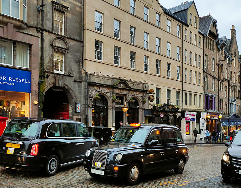 Taxis en Royal Mile, otra forma de ir del aeropuerto de Edimburgo al centro
