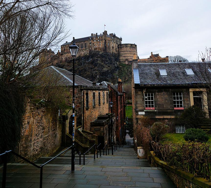 The Vennel Point con vistas al castillo de Edimburgo desde unas escaleras. Uno de los mejores lugares que ver en Edimburgo