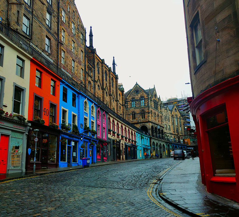 La colorida calle de Victoria Street - Qué ver en Edimburgo en un día