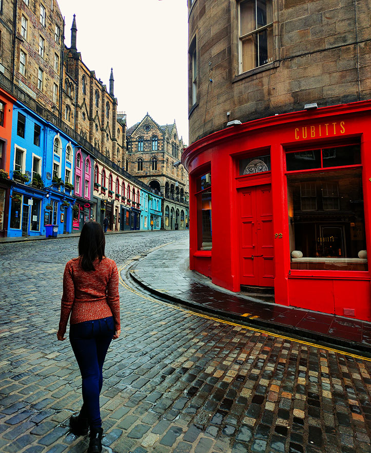 En la colorida calle Victoria Street, una de las más fotogénicas que ver en Edimburgo
