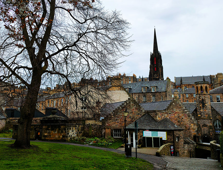 Vistas desde el Cementerio Greyfriars con la Old Town y la Tolbooth Kirk a fondo - Qué ver en Edimburgo