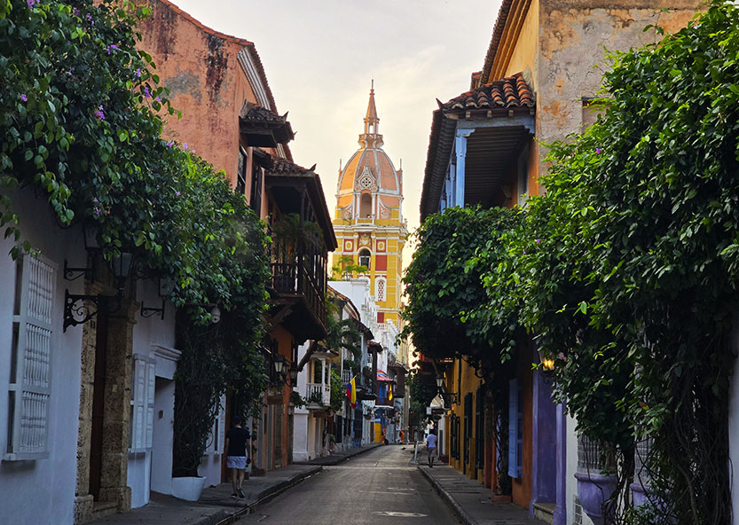 Calle colonial con la Catedral de Cartagena de Indias - Qué ver en Colombia