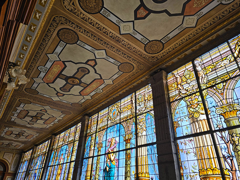 Cristaleras en el interior del
Castillo de Chapultepec - Los mejores tours y excursiones en Ciudad de México