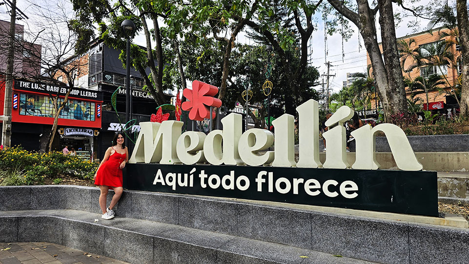 Frente al cartel "Medellín - Aquí todo florece" - Viajar sola a Colombia