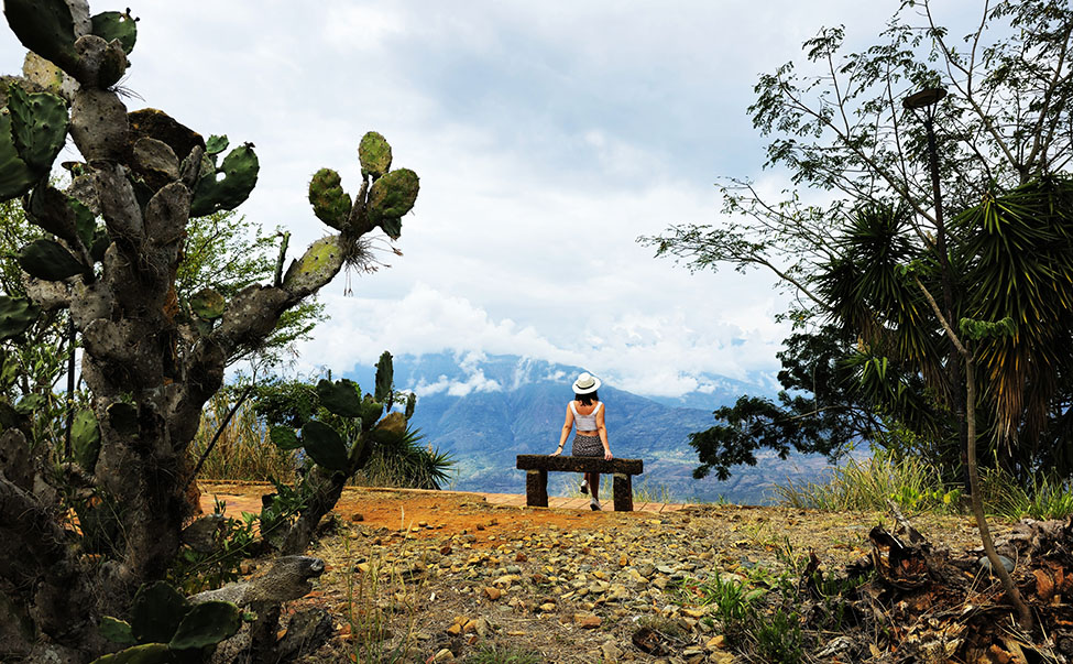 Disfrutando de uno de los mejores miradores de Barichara - Viajar sola a Colombia: ¿es seguro?