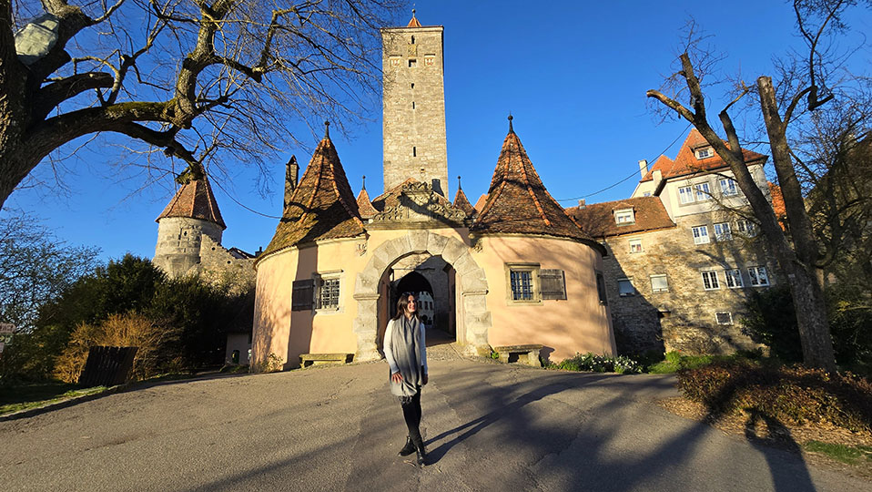 Frente a uno de los bastiones en Rothenburg ob der Tauber - Ruta Romántica
