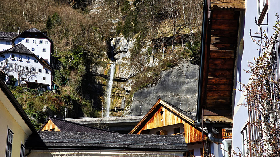 La Cascada Waldbachstrub tras las casas de Hallstatt - que ver en Hallstatt