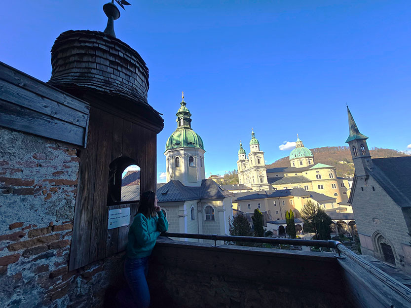Disfrutando de las vistas desde las Catacumbas - qué ver en Salzburgo