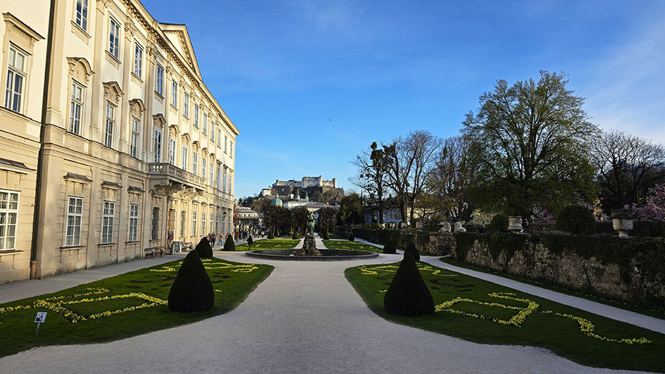 Jardines de Mirabell con la ciudad de fondo, un imprescindible que ver en Salzburgo