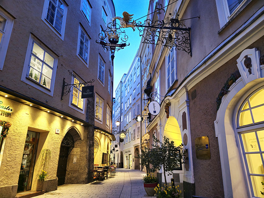 Judengasse iluminada , mi calle favorita que ver en Salzburgo