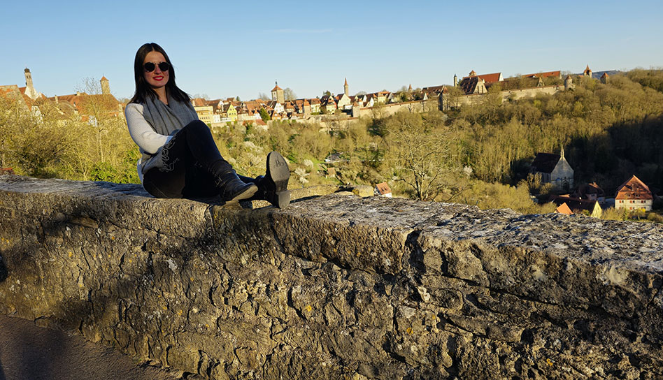 Sobre un muro con la panorámica de Rothenburg por detrás - Qué ver en Rothenburg