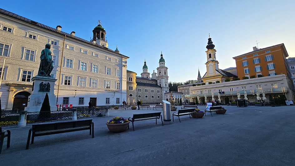 Estatua de Mozar con vistas a la catedral de Salzburgo desde Mozartplatz, una de las plazas que ver en Salzburgo
