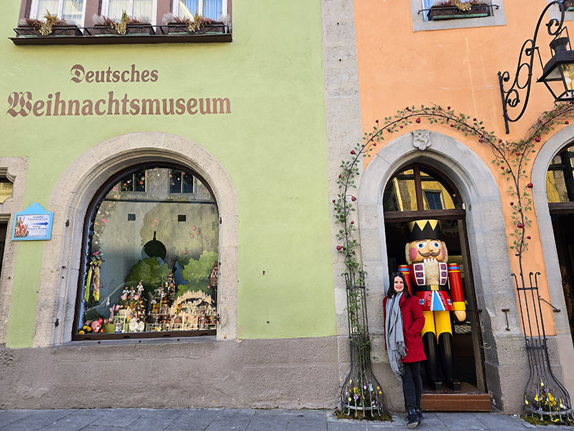 Posando al lado de un cascanueces frente al Museo Alemán de Navidad - Qué ver en Rothenburg