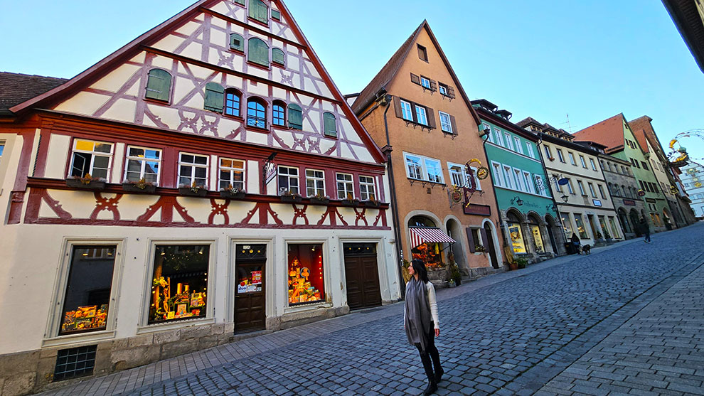 Ob. Schmiedgasse con sus casas de entramado de madera, una de las calles más bonitas que ver en Rothenburg ob der Tauber.