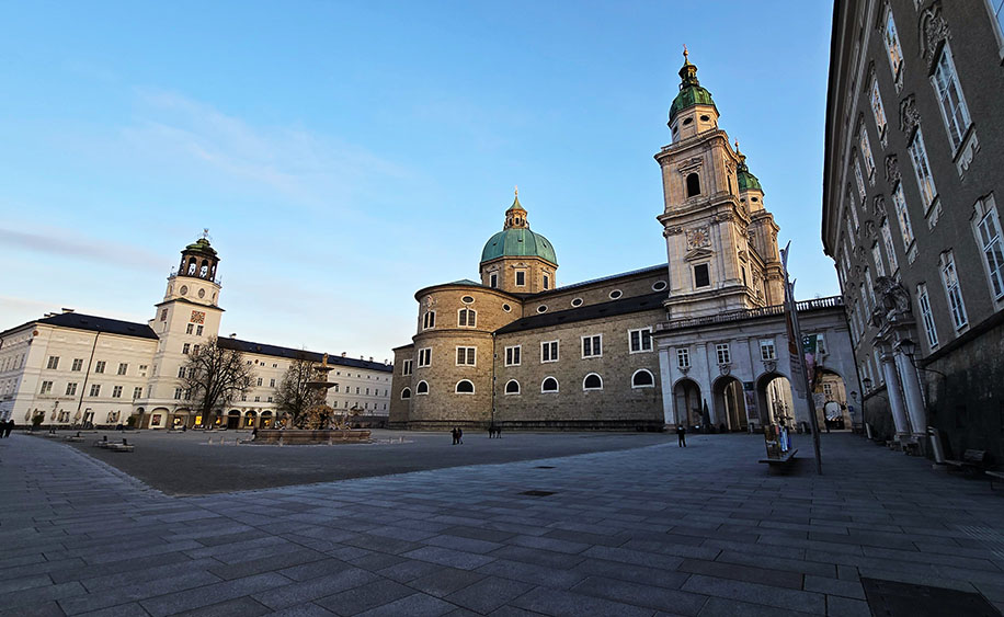 La preciosa Catedral de Salzburgo al fondo de la Residenzplatz, una de las plazas más impresionantes que ver en Salzburgo