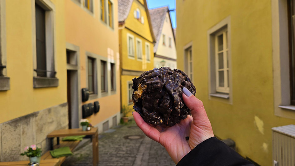 Sujetando una Schneeball en las calles de Rothenburg