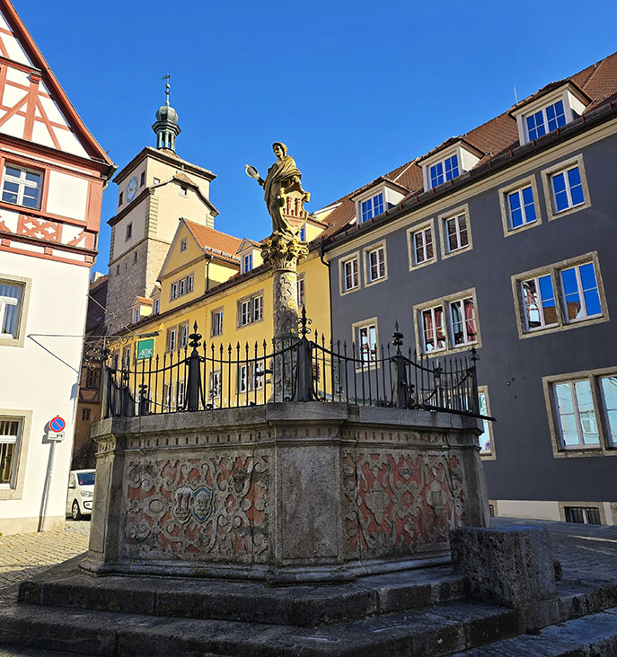 Seelbrunnen con la Torre Blanca al fondo, otra de las fuentes más coquetas que ver en Rothenburg